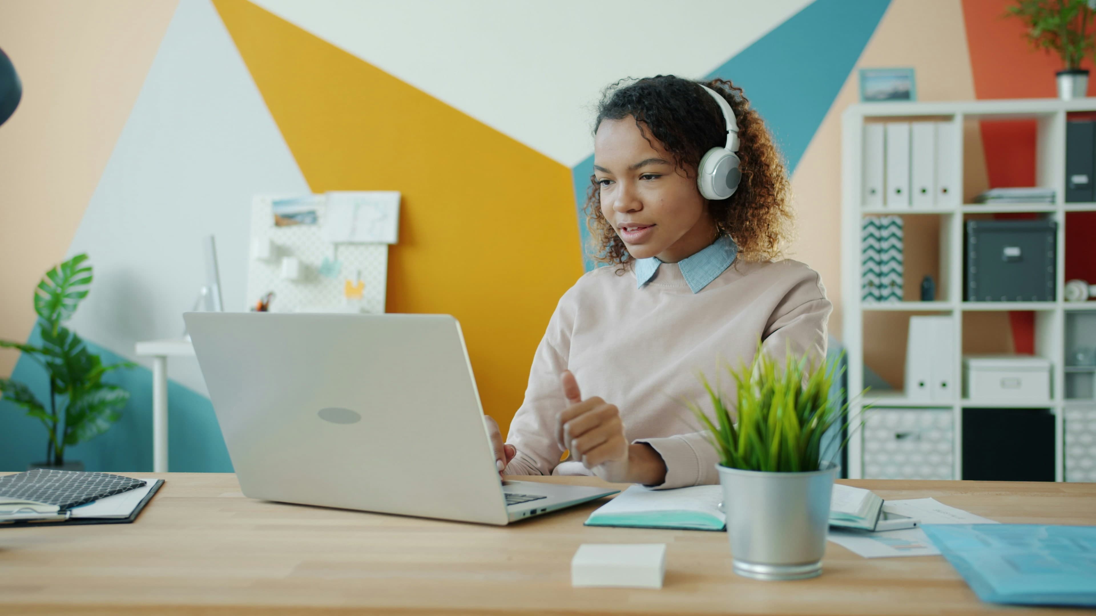 Online peer group coaching session via video call